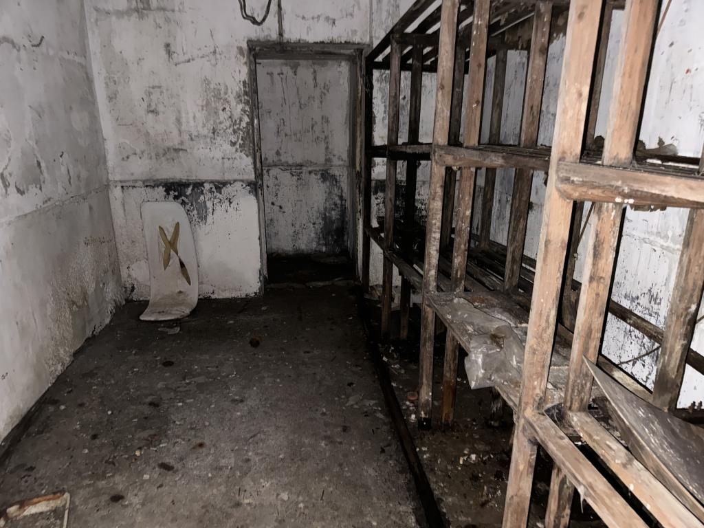 Lot: 106 - FORMER SHELTER WITH POTENTIAL AND PRIVATE PARKING SPACE - View of part of the interior
